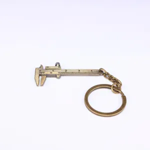 Primer plano detallado de un llavero con herramienta de calibre vernier en bronce vintage