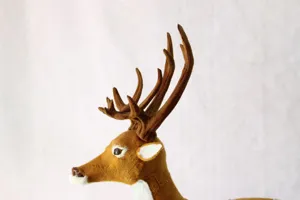 Primer plano detallado de un reno de Navidad decorativo con astas marrones