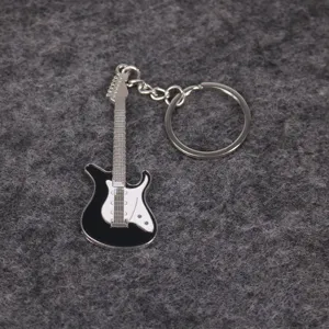 Vista detallada de un llavero de guitarra eléctrica en miniatura en blanco y negro