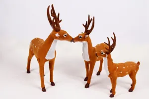 Juego de tres figuras decorativas de renos de Navidad de felpa en diferentes tamaños