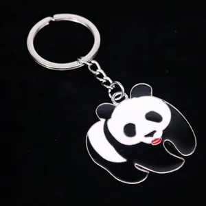 Detailopname van een schattige panda-emaille sleutelhanger met zilveren metalen ring