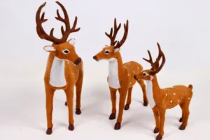 Set de tres figuras de renos realistas de varios tamaños para decoración navideña.