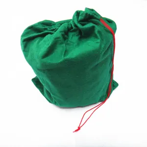 Gedetailleerde weergave van een groene fluwelen trekzak met rood koord voor kostuum