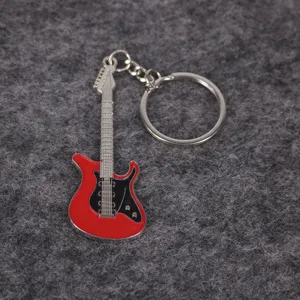 Primer plano de un llavero de guitarra eléctrica roja con detalles metálicos intrincados