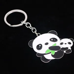 Close-up van een schattige panda metalen sleutelhanger met zwart-wit emaille afwerking.