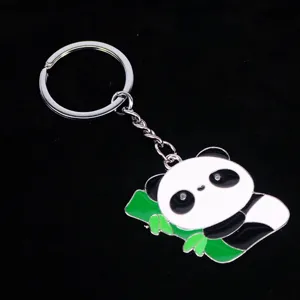 Detailopname van het glanzende emaille van de panda sleutelhanger met bamboe