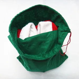 Gedetailleerd overzicht van een groene fluwelen kerstzak met trekkoord en feestelijke artikelen.