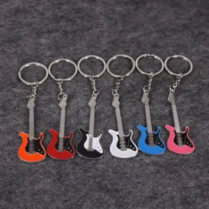 Vista detallada de seis llaveros coloridos con forma de guitarra eléctrica en fieltro
