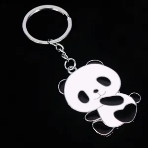 Gedetailleerd overzicht van een schattige metalen panda-sleutelhanger met zwart-wit emaille