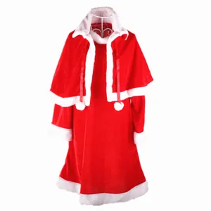 Detail van de rode fluwelen kerstjurk met witte nepbonttrim en bijpassende korte cape