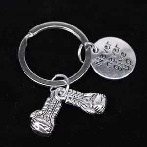 Bokshandschoen sleutelhanger met motiverende Never Give Up gegraveerde bedeltje