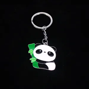 Gedetailleerde macro-weergave van een grote metalen panda-sleutelhanger met bamboe-email