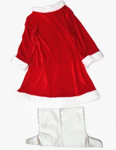 Gedetailleerde weergave van de rode fluwelen kersttuniek met zilveren laarshoezen
