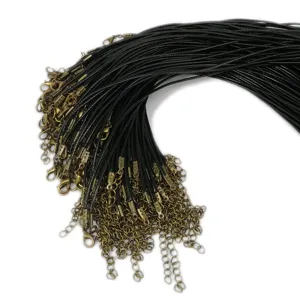 Detail van 1,5 mm zwarte gewaxte koordkettingen met antiek bronzen karabijnsluitingen