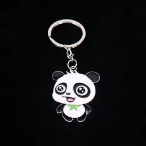 Macrodetailweergave van een schattige panda-emaille sleutelhanger op zwart