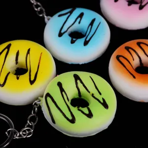 Κοντινό πλάνο με πολύχρωμα μπρελόκ donut squishy σε μπλε, κίτρινο και πράσινο χρώμα.