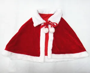 Feestelijke rode fluwelen kerstmantel met witte rand van imitatiebont en pompons