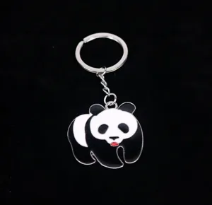Detail van een schattige panda metalen sleutelhanger met zwart-wit emaille.