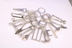 Varios llaveros creativos de metal con forma de herramientas como alicates y sierras