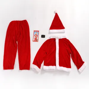 Detailweergave van het kerstmanpak van rood fluweel met jas broek en muts voor kerst