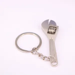 Detalle macro de un creativo llavero de metal con forma de llave inglesa ajustable