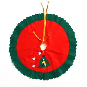 Falda de árbol de Navidad festoneada roja y verde con aplique de árbol, 60 cm.