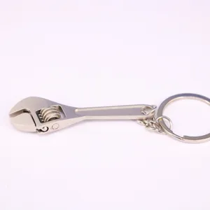Detalle macro de un llavero creativo de mini llave inglesa ajustable hecha de metal