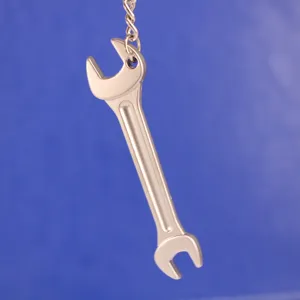 Primer plano que muestra el acabado metálico de un llavero con forma de mini llave fija