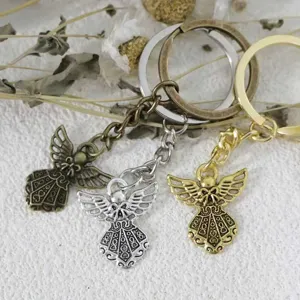 Detailweergave van engelenvleugel sleutelhangers in brons, zilver en goud