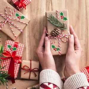 Detail van glitter kersthulst stickers die kraftpapier geschenkdozen feestelijk versieren