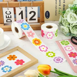 Vue détaillée d'autocollants de récompense fleurs d'été colorés pour l'école et enfants.