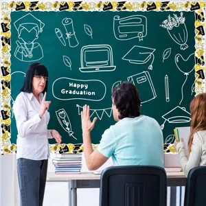 Tablón de anuncios decorado con pegatinas de bordes con temática de graduación 'GRAD'
