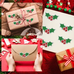 Gedetailleerd overzicht van glitter hulstbes stickers op kerstcadeauverpakkingen