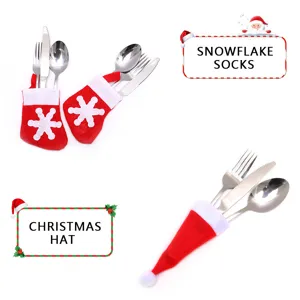 Feestelijke kerstbestekhouderset met sneeuwvlokkensokken en kerstmutsontwerpen voor de tafel.