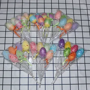 Bunte Ostereier-Blumenstecker in Klarsichtverpackung für die Osterdekoration.