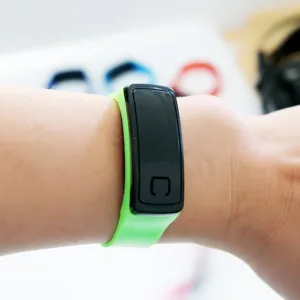 Reloj digital LED verde minimalista para niños con una correa de silicona suave
