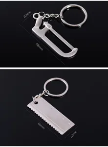 Llaveros creativos de mini herramientas de metal con diseños de sierra y regla plateados.