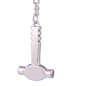 Llavero de mini martillo de metal creativo con acabado plateado pulido para uso diario