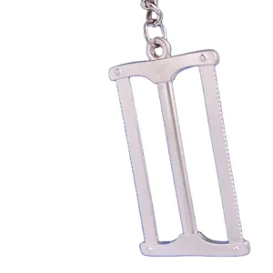 Llavero creativo de metal plateado con forma de sierra para uso diario y regalos