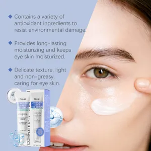 Close-up detail van de gladde anti-aging oogserumtextuur aangebracht op de huid.