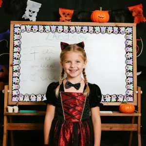Bordi adesivi olografici con fantasmi per bacheche di Halloween in classe.