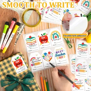 Primer plano de pegatinas coloridas de agradecimiento para profesores escritas con un bolígrafo