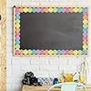 Bordure décorative festonnée à smileys colorés sur un grand tableau noir de classe.