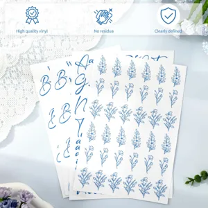 Detailansicht von blauen Vinyl-Aufklebern mit Schreibschrift und Blumen für Hochzeiten