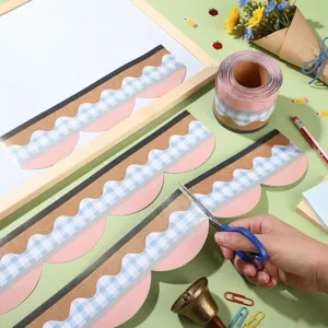 Détail d'un autocollant de bordure ondulé coloré découpé avec des ciseaux