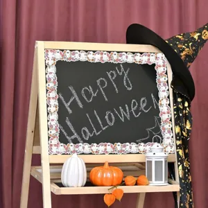 Halloween prikbordrand met schattige geest- en bloemstickers op een zwart schoolbord
