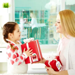 Escena de estilo de vida con pegatinas de agradecimiento para maestros en regalos
