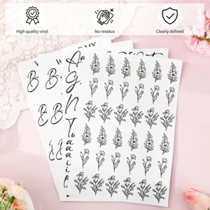 Detailansicht von Blumen- und Buchstaben-Vinylaufklebern für die Hochzeitsdekoration