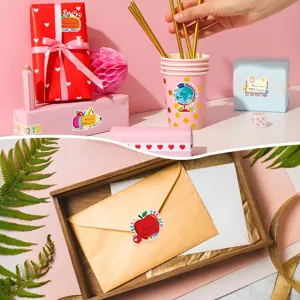 Pegatinas de agradecimiento para maestros en cajas de regalo y sobres decorados.