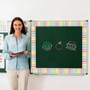 Eine Lehrerin präsentiert einen bunten karierten Randaufkleber an einem Klassenzimmer-Whiteboard